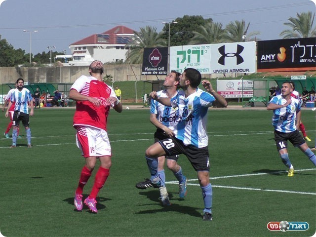 יכולים להישאר בליגה. ויצמן (באדום) מול הגנת כפ"ס (שקד מורג)